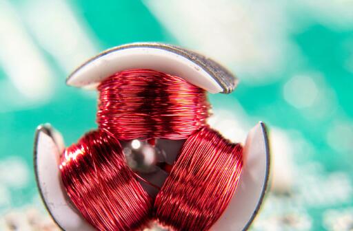 滑環(huán)電機(jī)和普通電機(jī)的區(qū)別（詳解電機(jī)的工作原理和應(yīng)用場(chǎng)景）